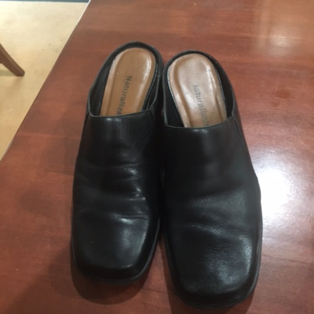 Size 9 Naturalize black Mules